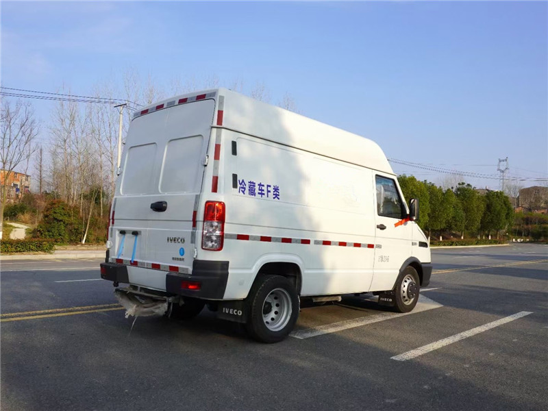 國(guó)六 南京依維柯短軸面包冷藏車(chē)